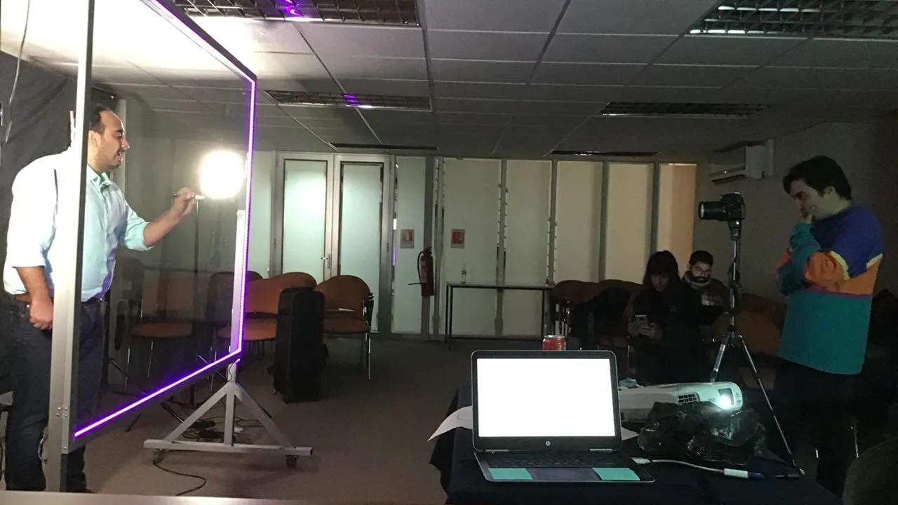 Rene Garrido en grabaciones con la Lightboard en Geomesura en la Usach