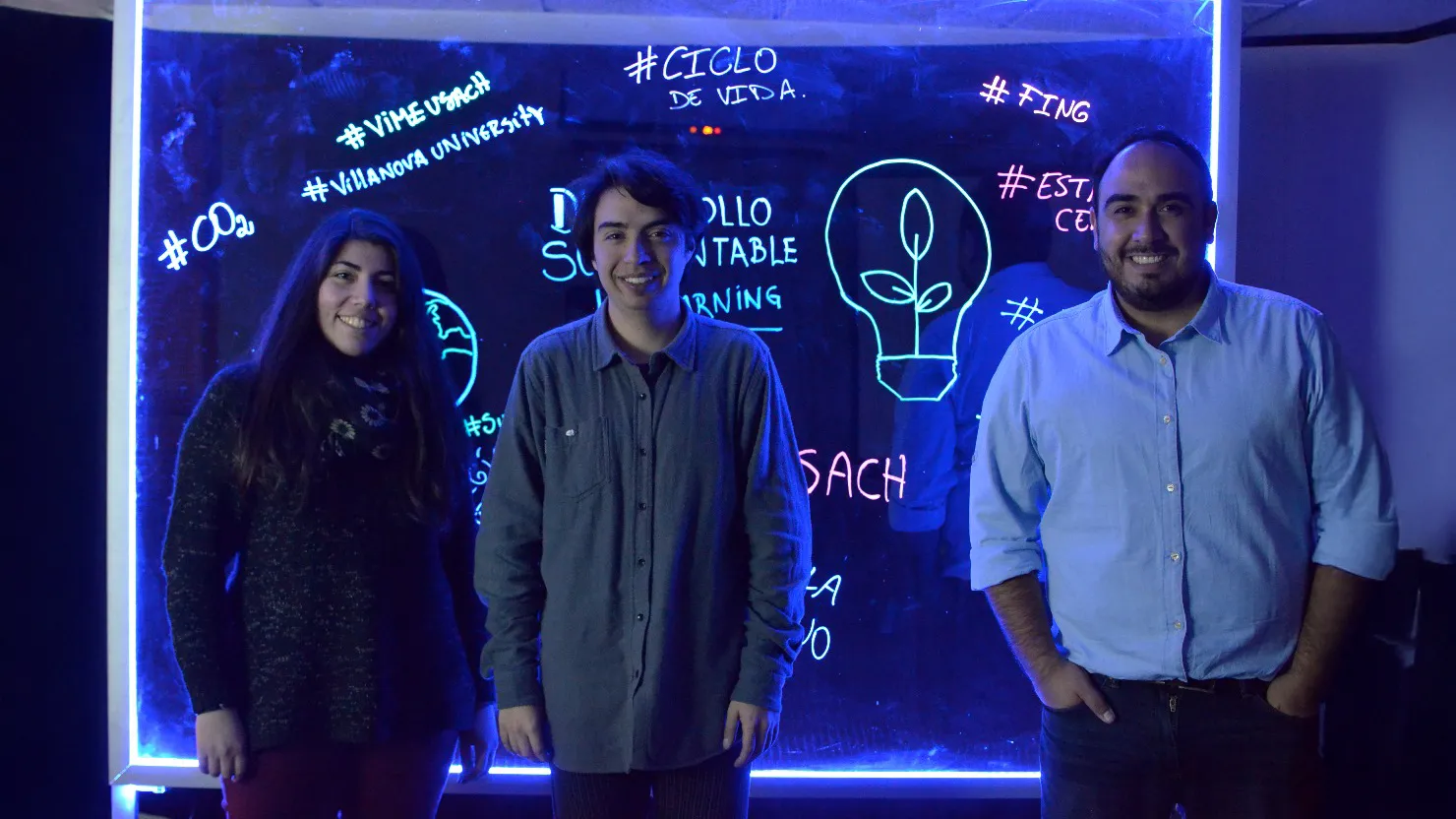 en la Usach Rene Garrido y sus alumnos con la Lightboard